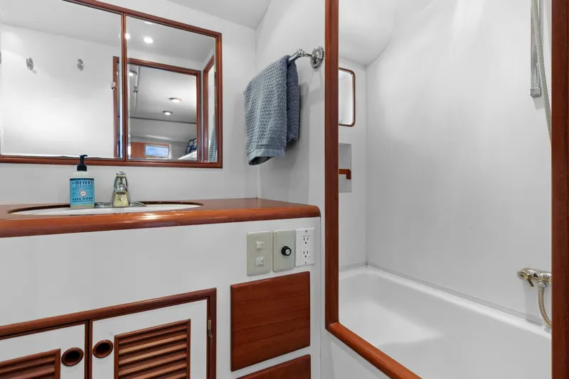Slide: The Image of Master Stateroom Head With Tubshower Stall - 6062841