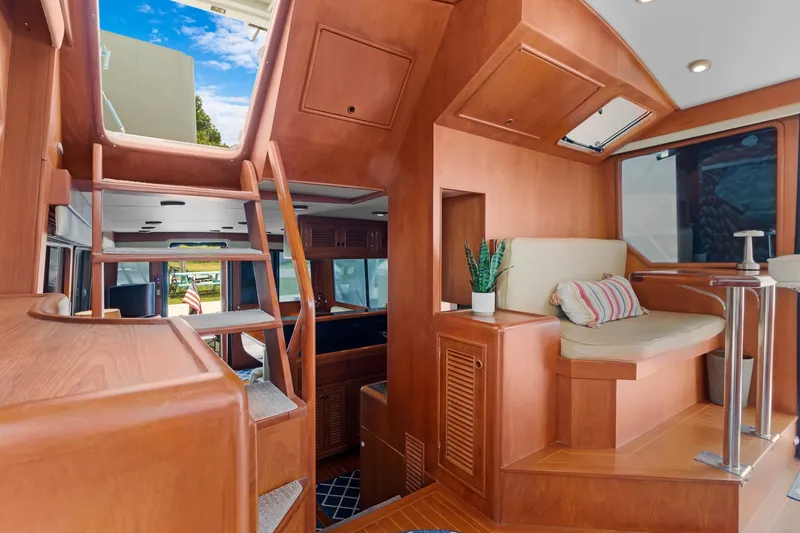 Slide: The Image of Pilothouse Loungetable, Steps Up To Flybridge - 6062818