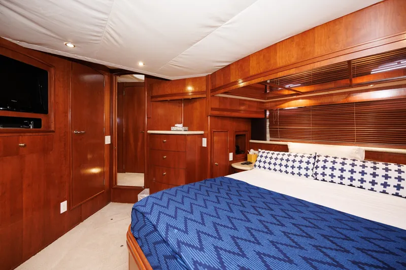 Slide: The Image of 1999 Carver 530 Voyager - 6043685