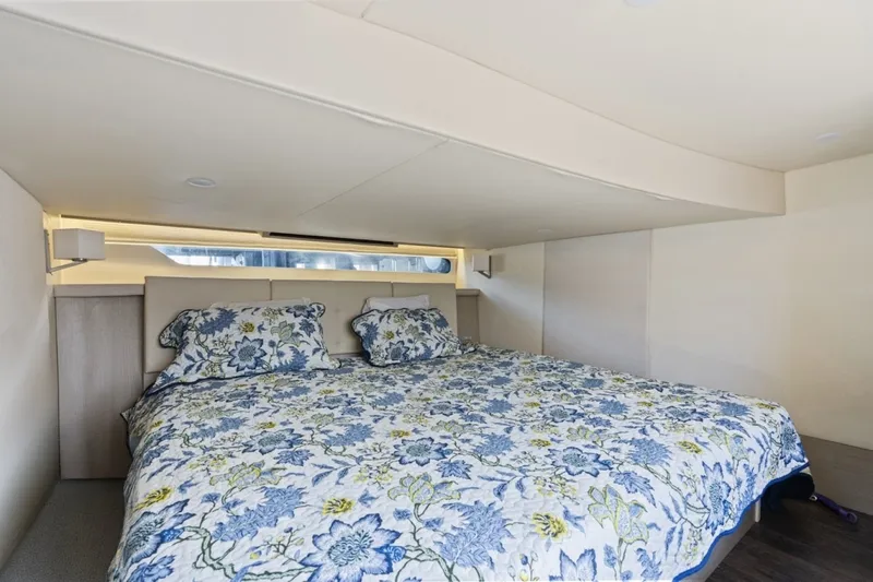 Slide: The Image of Regal 42 Fly 2020 - 6045340