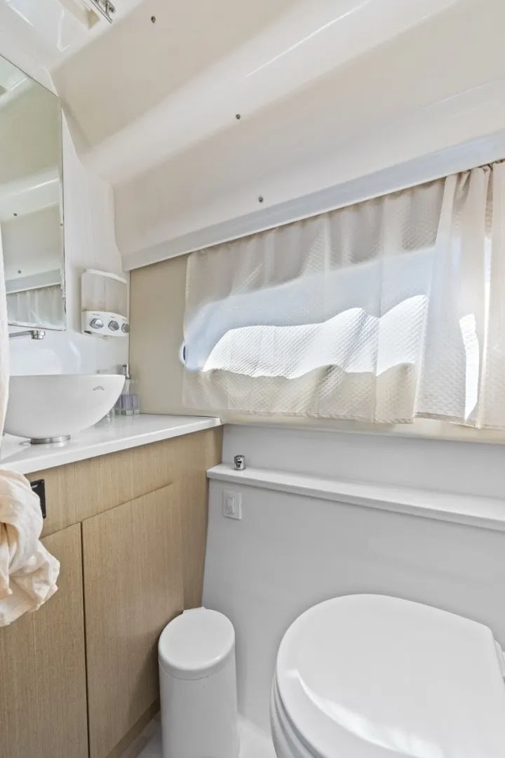 Slide: The Image of Regal 42 Fly 2020 - 6045343