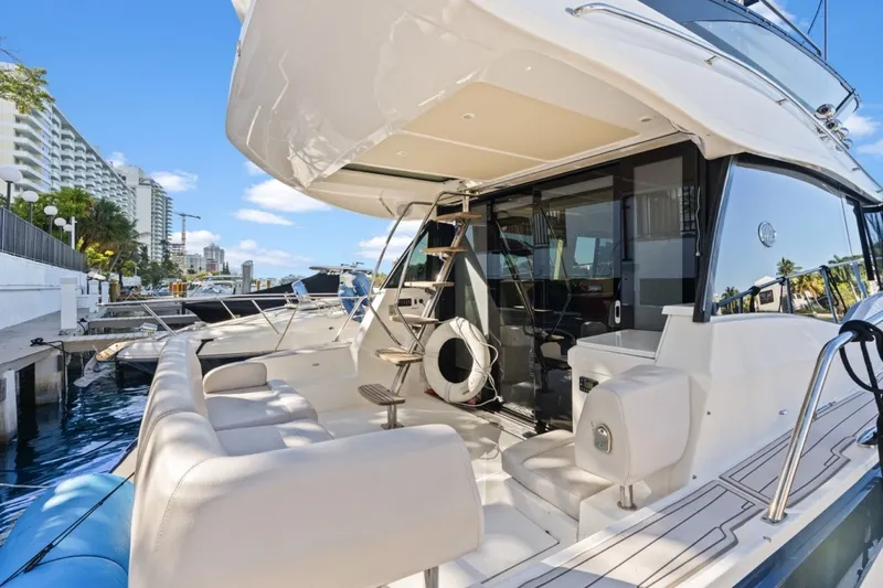 Slide: The Image of Regal 42 Fly 2020 - 6045320