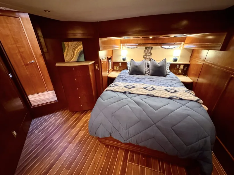Slide: The Image of Carver Voyager 530  Master Stateroom - 6050008