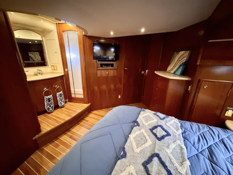 Slide: The Image of Carver Voyager 530  Master Stateroom - 6050009