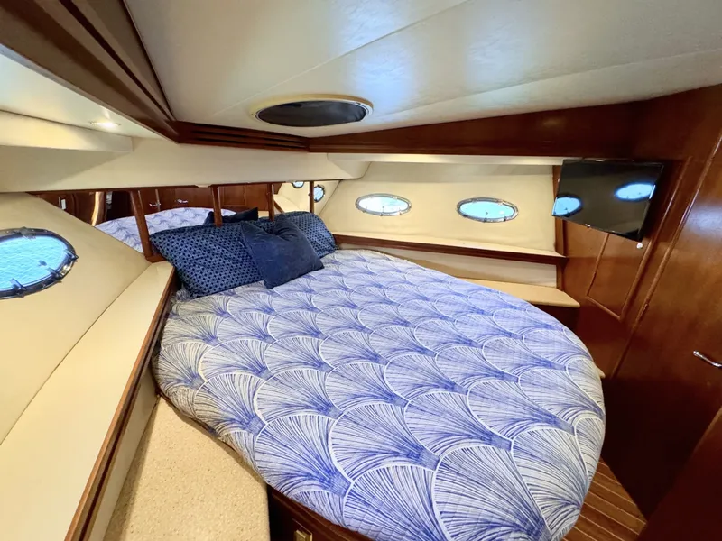Slide: The Image of Carver Voyager 530  V-Berth - 6050013