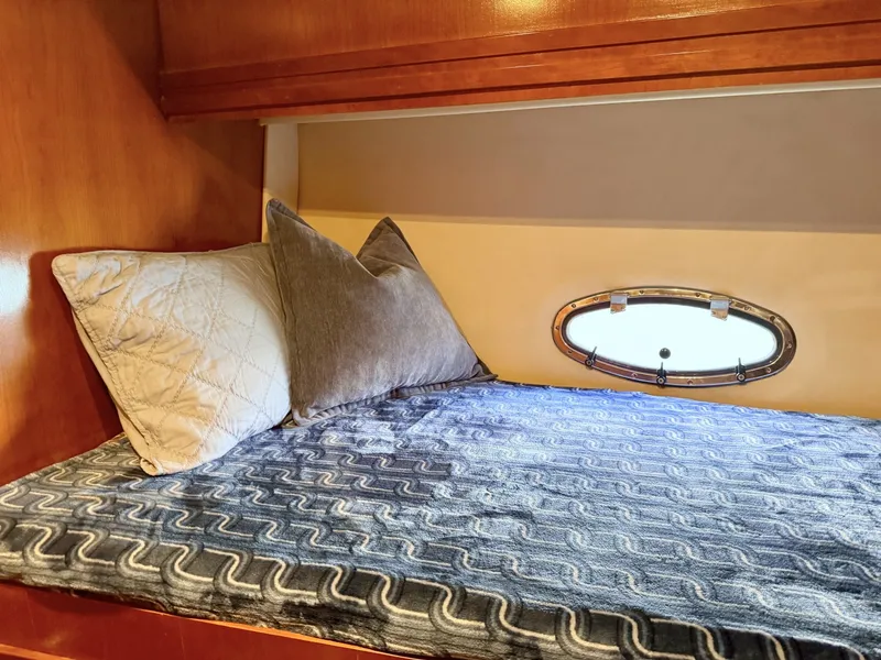 Slide: The Image of Carver Voyager 530  Bunk Room - 6050016