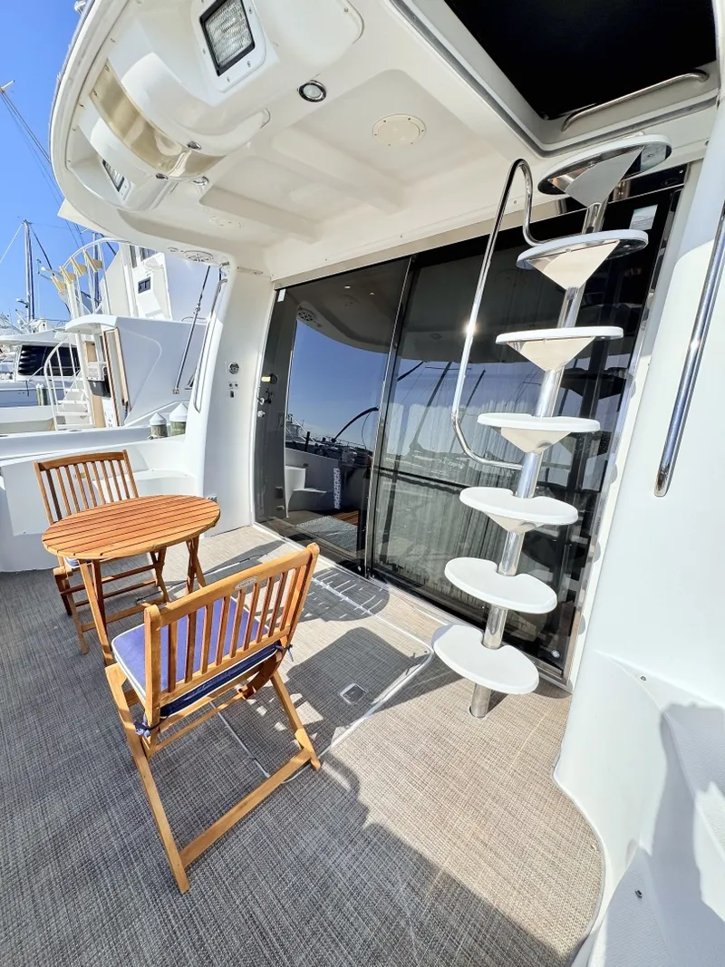 Slide: The Image of Carver Voyager 530  Aft Deck - 6050104