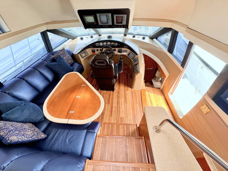 Slide: The Image of Carver Voyager 530  Pilothouse - 6050010