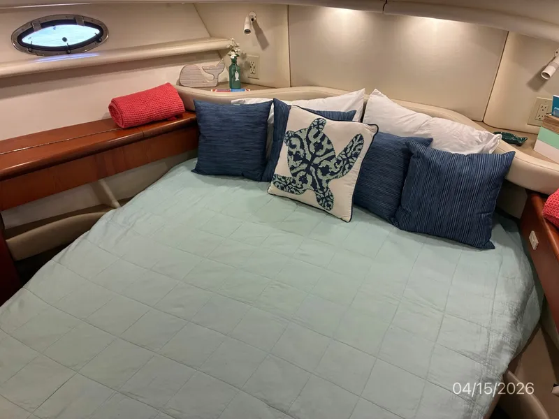 Slide: The Image of 41' Maxum VIP Berth - 6063767