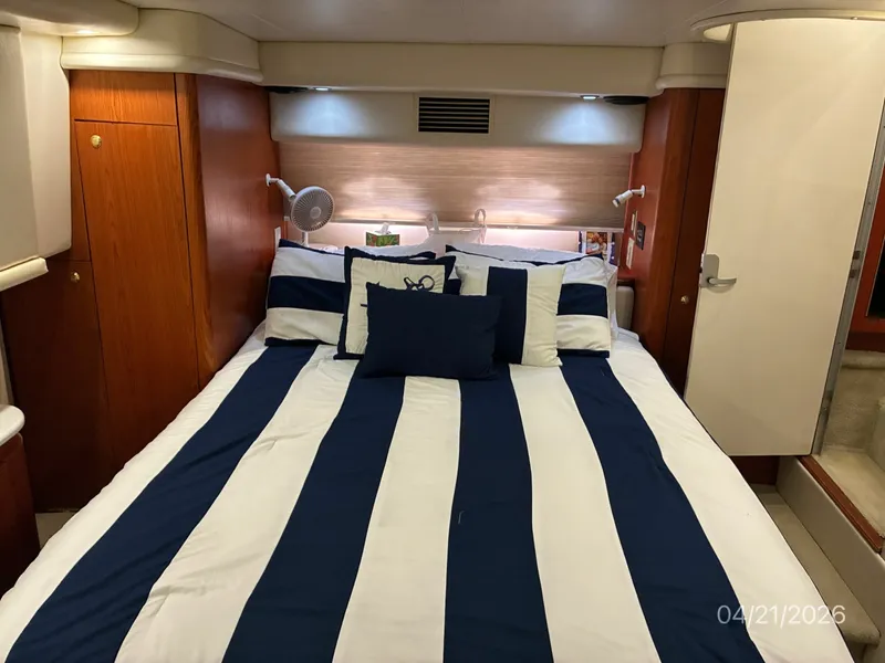 Slide: The Image of 41' Maxum Master Stateroom Berth - 6063772
