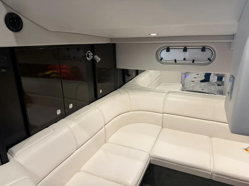 Slide: The Image of Formula 34 CLAIR DE LUNE - Salon Seating 2020 Formula Performance Cruiser CLAIR DE LUNE - 7655224