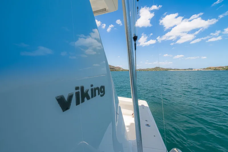 Slide: The Image of 2005 Viking 61 Convertible Bow - 6115853