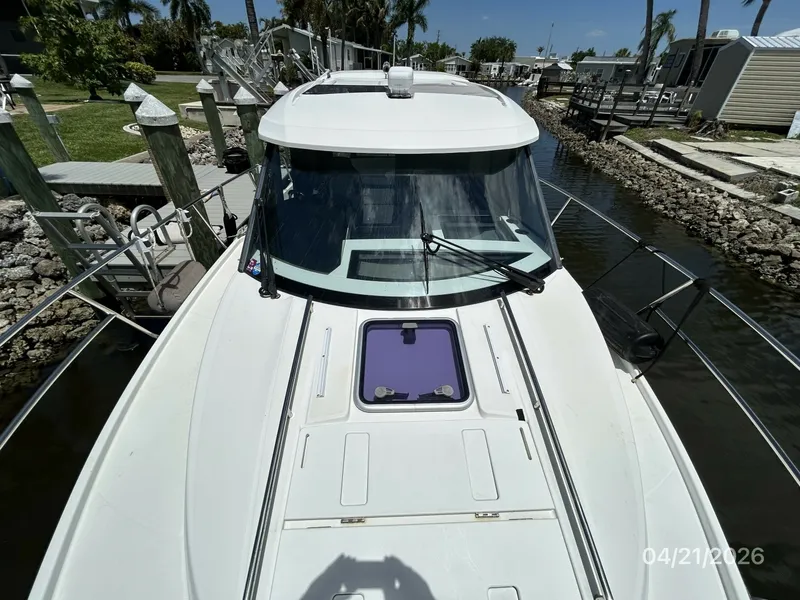 Slide: The Image of Jeanneau 895 foredeck aft - 6052771