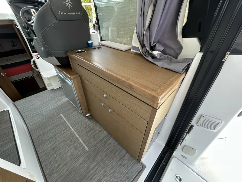 Slide: The Image of Jeanneau 895 galley1 - 6052790
