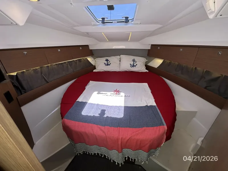 Slide: The Image of Jeanneau 895 master stateroom - 6052900