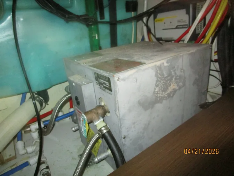 Slide: The Image of Jeanneau 895  water heater - 6052932