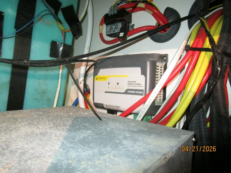 Slide: The Image of Jeanneau 895 battery charger - 6052760