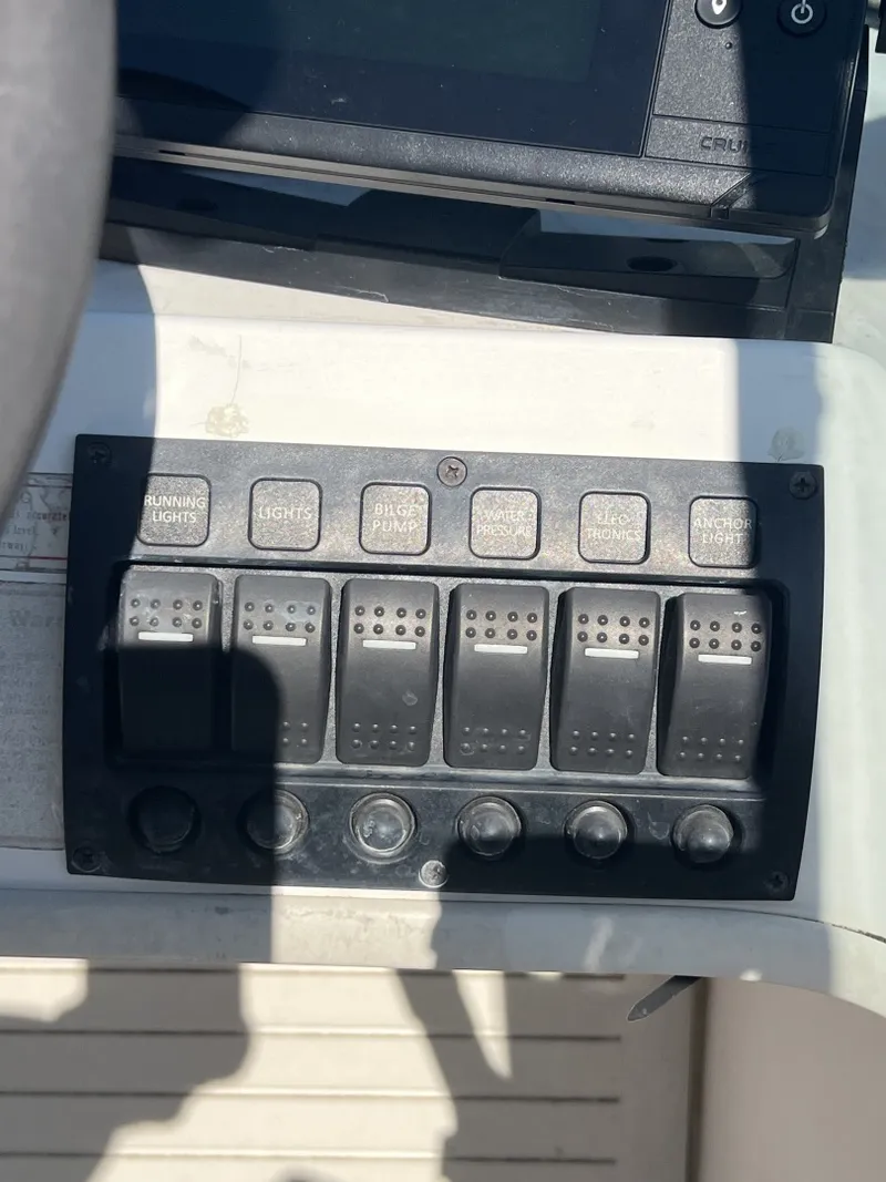 Slide: The Image of Boston Whaler 18 Ventura Bowrider 2000 - 6053385