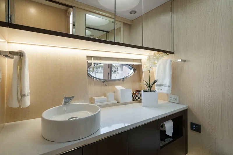 Slide: The Image of Burger 48 CUSTOM 2019 - 6053498