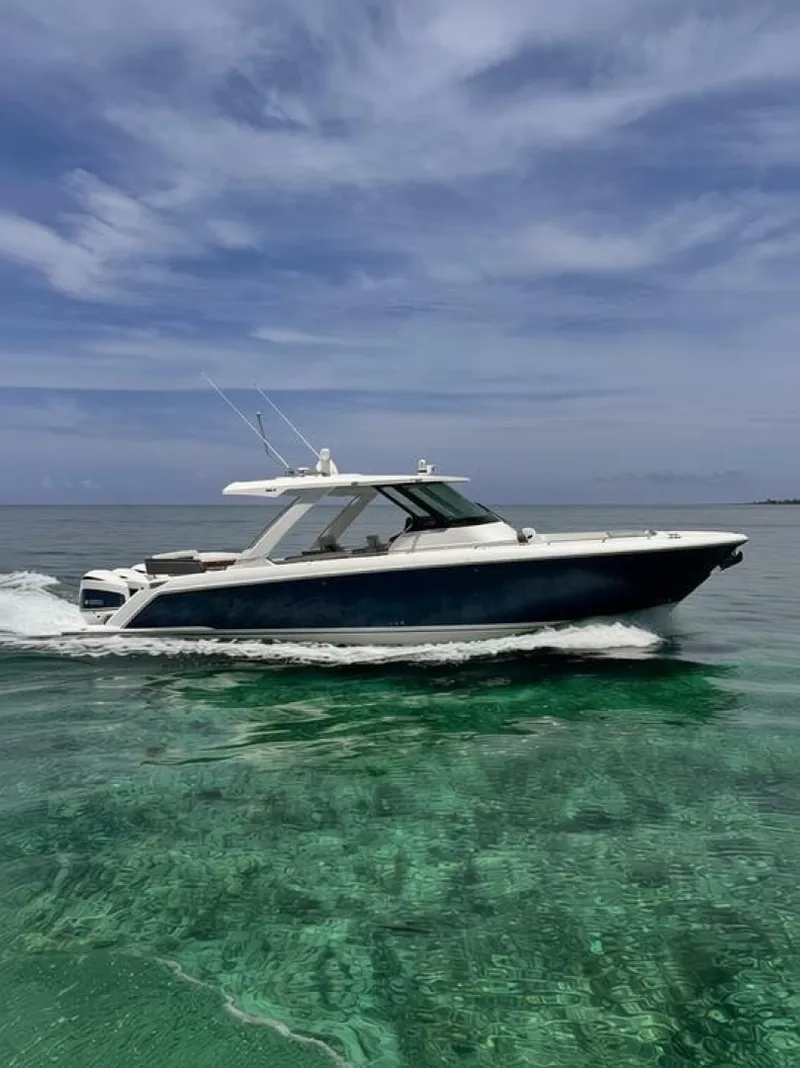 The Image of Tiara 38 LS 2019 - 6055975