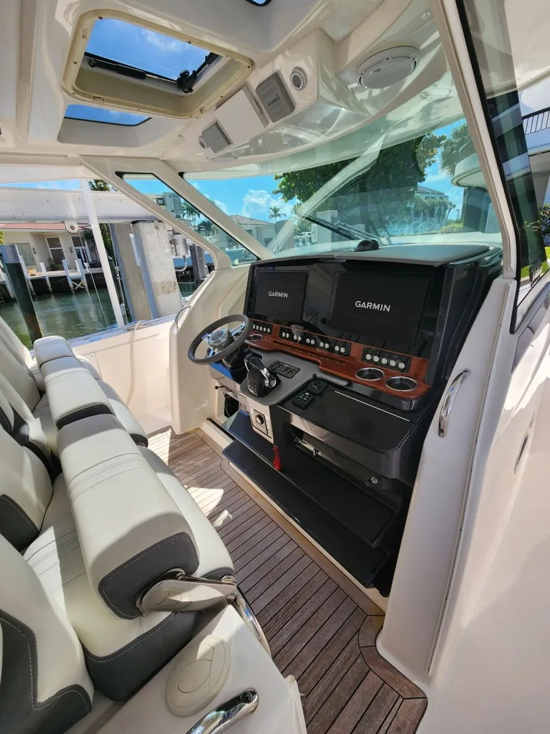 Slide: The Image of Tiara 38 LS 2019 - 6055979