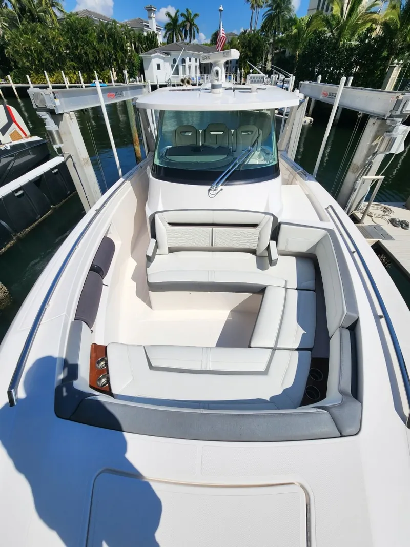 Slide: The Image of Tiara 38 LS 2019 - 6055981