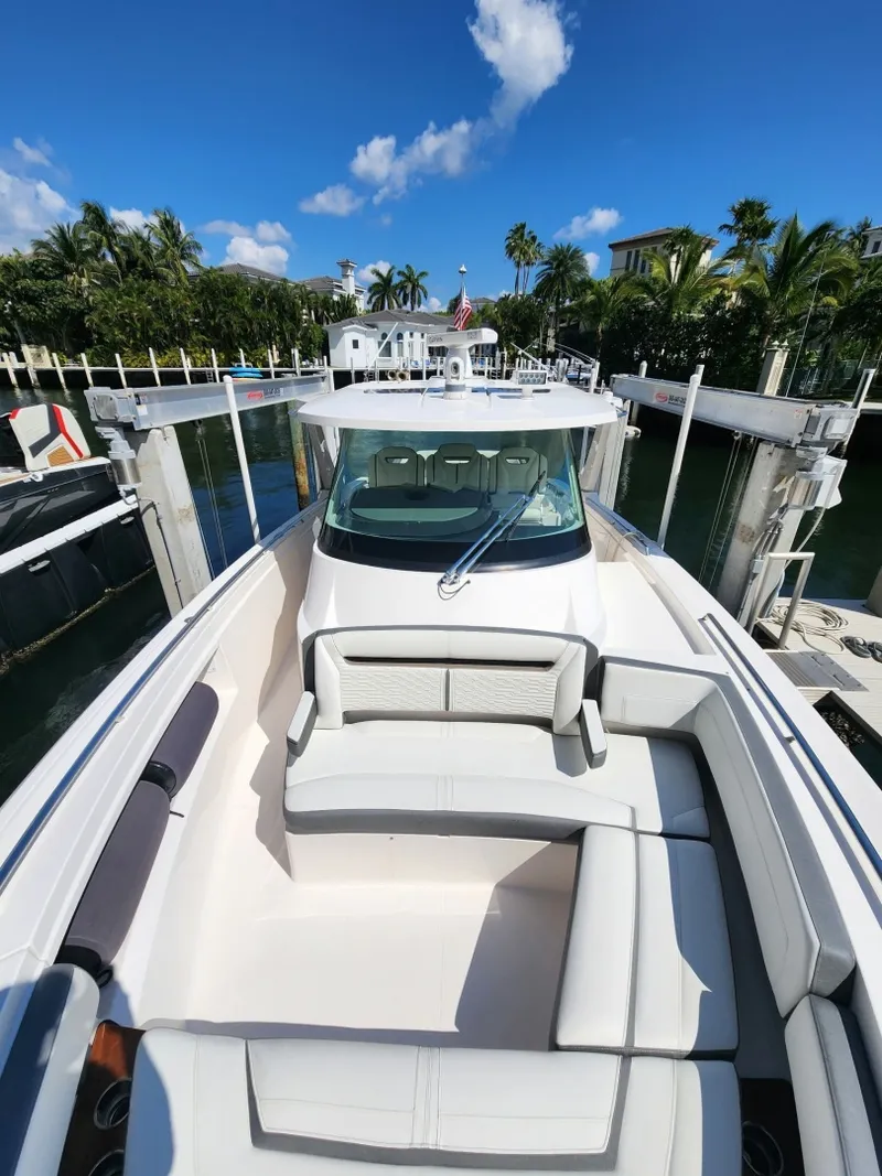 Slide: The Image of Tiara 38 LS 2019 - 6055982