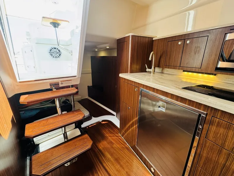 Slide: The Image of Pursuit OS 355 2021 - 6057250