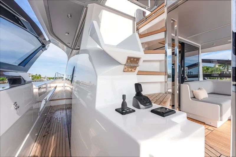 Slide: The Image of Azimut S8 2024 - 6058110