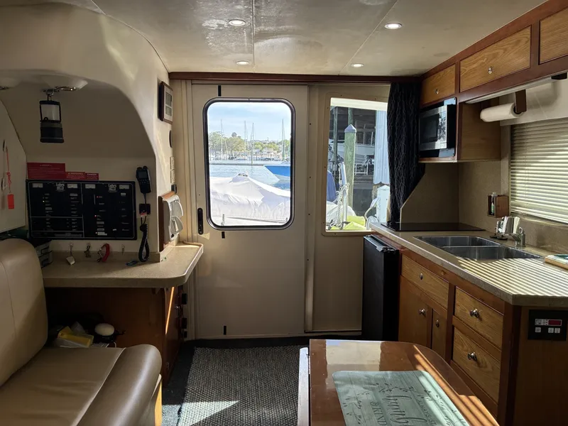 Slide: The Image of 34' Luhrs Salon - 6086384