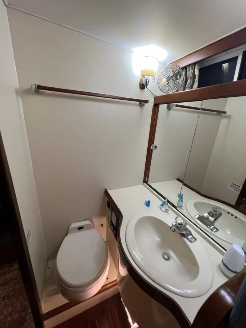 Slide: The Image of Gulfstar 48 Aft Cabin 1982 - 6089388