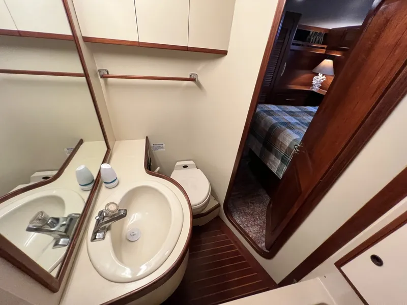 Slide: The Image of Gulfstar 48 Aft Cabin 1982 - 6089394