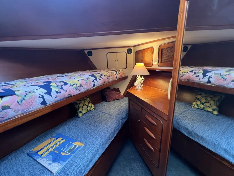 Slide: The Image of Gulfstar 48 Aft Cabin 1982 - 6089372