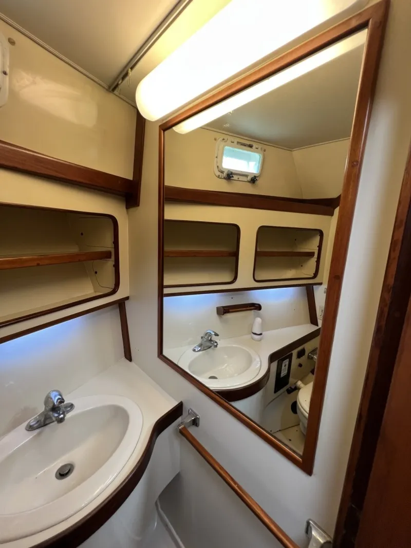 Slide: The Image of Gulfstar 48 Aft Cabin 1982 - 6089373