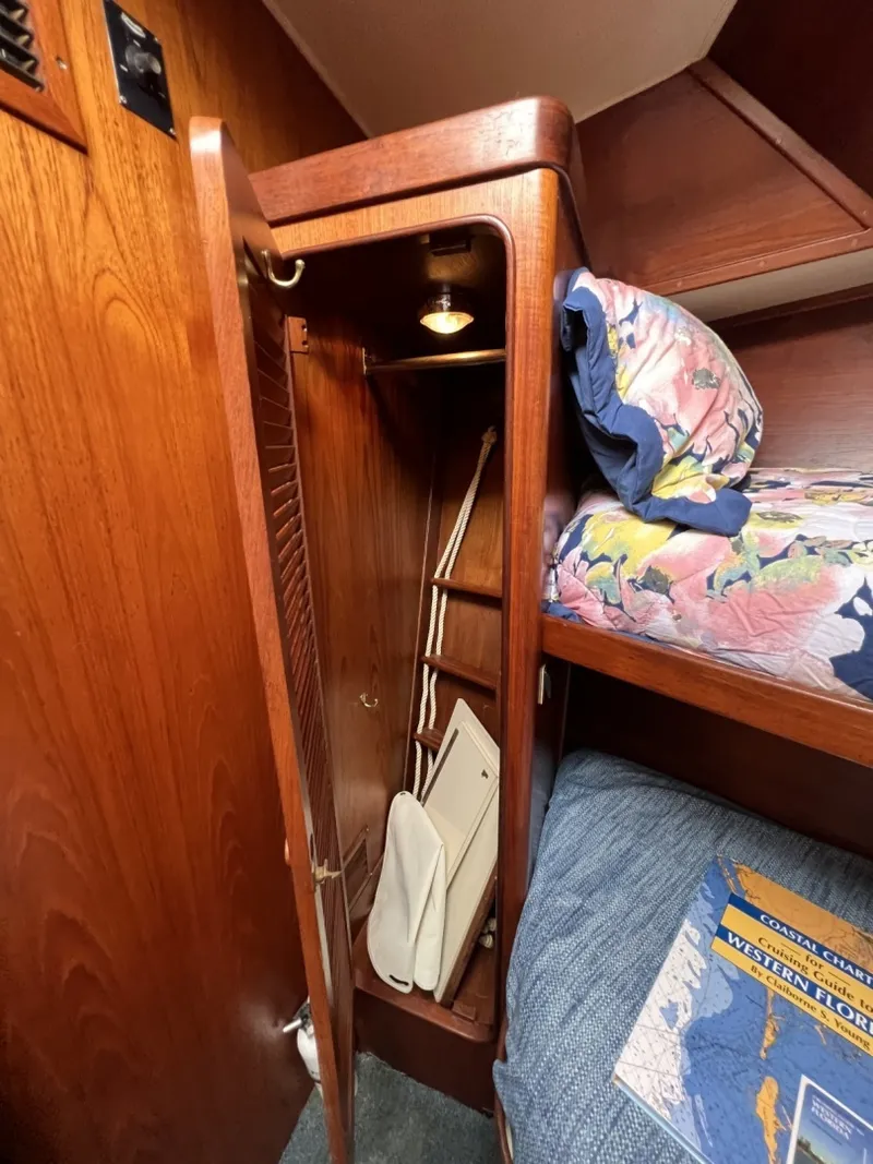 Slide: The Image of Gulfstar 48 Aft Cabin 1982 - 6089374