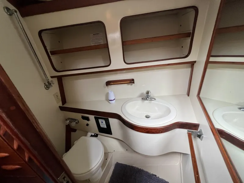 Slide: The Image of Gulfstar 48 Aft Cabin 1982 - 6089375
