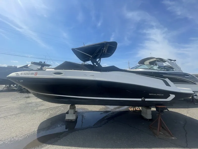The Image of Bayliner VR6 Bowrider I/O 2019 - 6062728