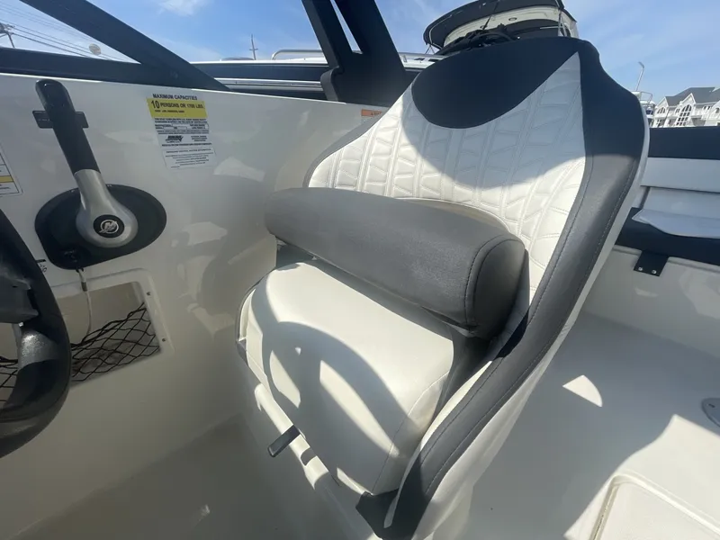 Slide: The Image of Bayliner VR6 Bowrider I/O 2019 - 6062740
