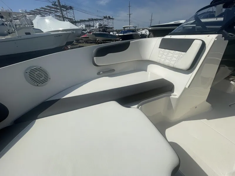 Slide: The Image of Bayliner VR6 Bowrider I/O 2019 - 6062734