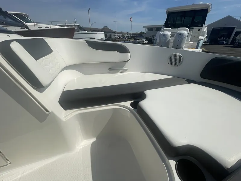 Slide: The Image of Bayliner VR6 Bowrider I/O 2019 - 6062735