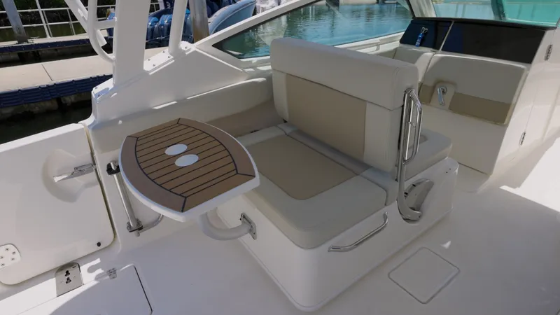 Slide: The Image of Boston Whaler Vantage 2024 - 6070034