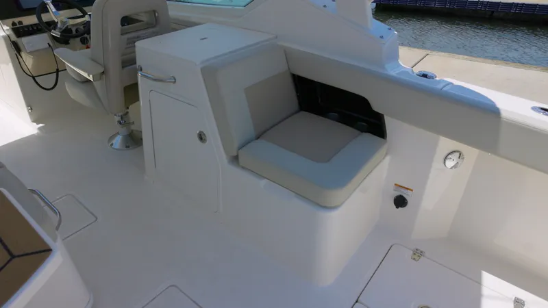 Slide: The Image of Boston Whaler Vantage 2024 - 6070035