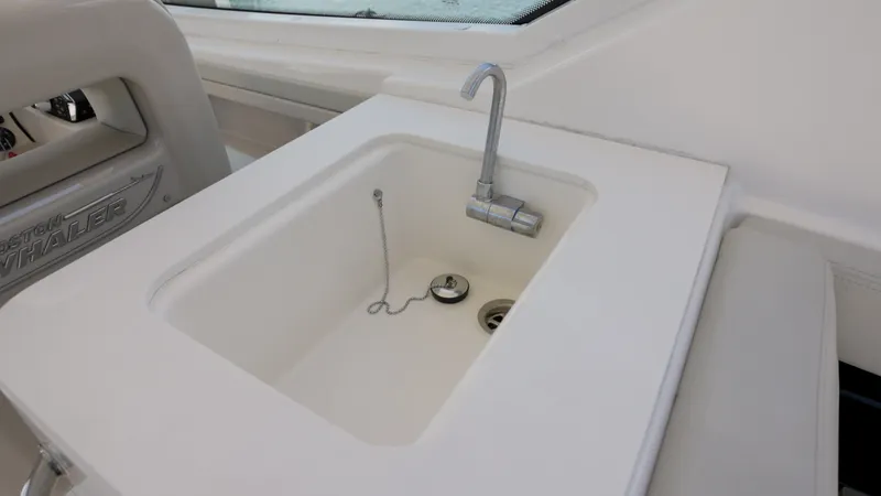 Slide: The Image of Boston Whaler Vantage 2024 - 6070036