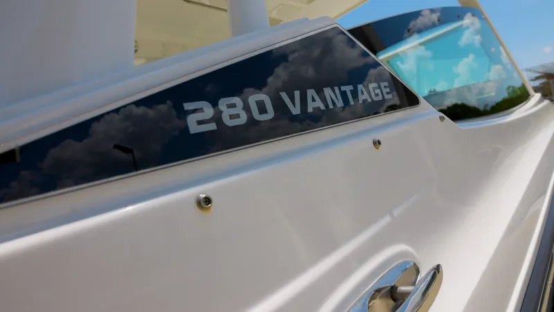 Slide: The Image of Boston Whaler Vantage 2024 - 6070039