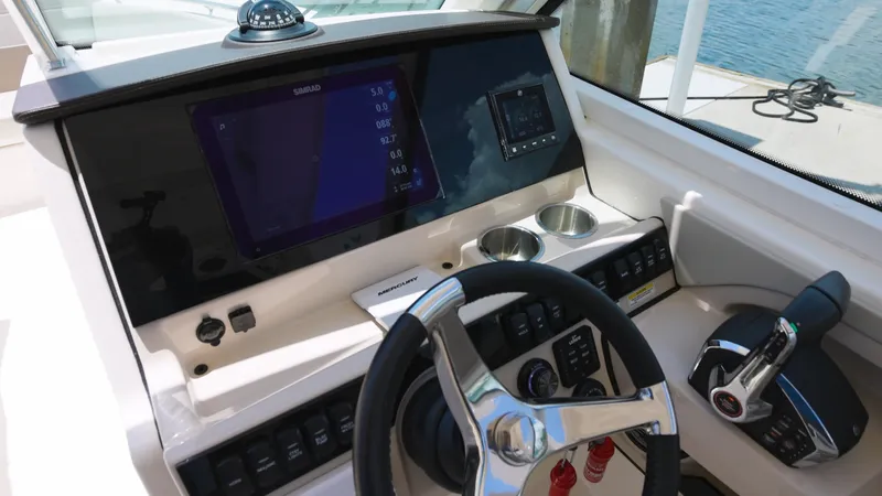 Slide: The Image of Boston Whaler Vantage 2024 - 6070028