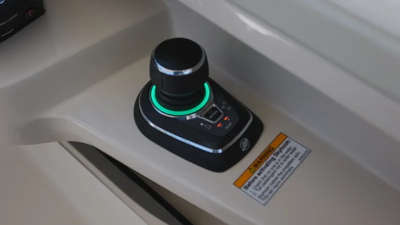 Slide: The Image of Boston Whaler Vantage 2024 - 6070030