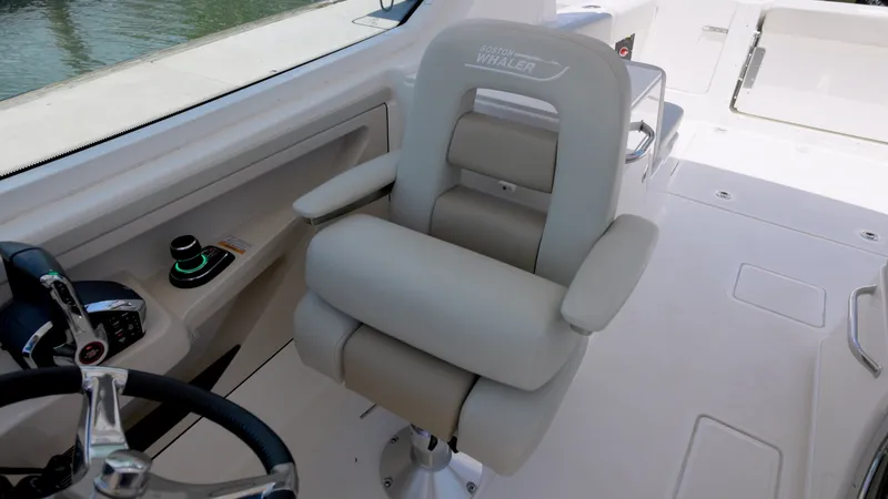 Slide: The Image of Boston Whaler Vantage 2024 - 6070031