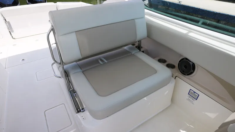 Slide: The Image of Boston Whaler Vantage 2024 - 6070033
