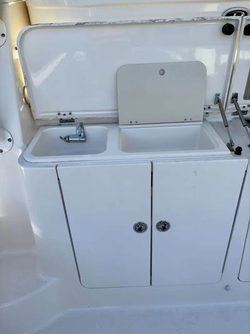 Slide: The Image of Pursuit 38 SALTY SUSEA - Cockpit - 6064805