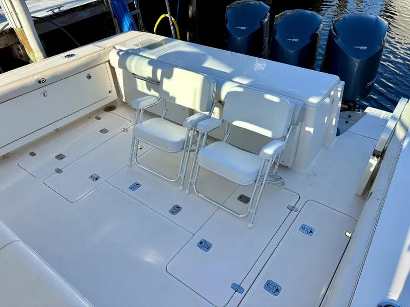 Slide: The Image of Pursuit 38 SALTY SUSEA - Cockpit - 6064802